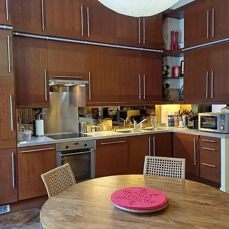 Spacious And Well-located Love Nest *