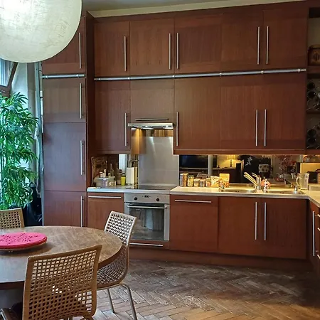Spacious And Well-located Love Nest Appartement